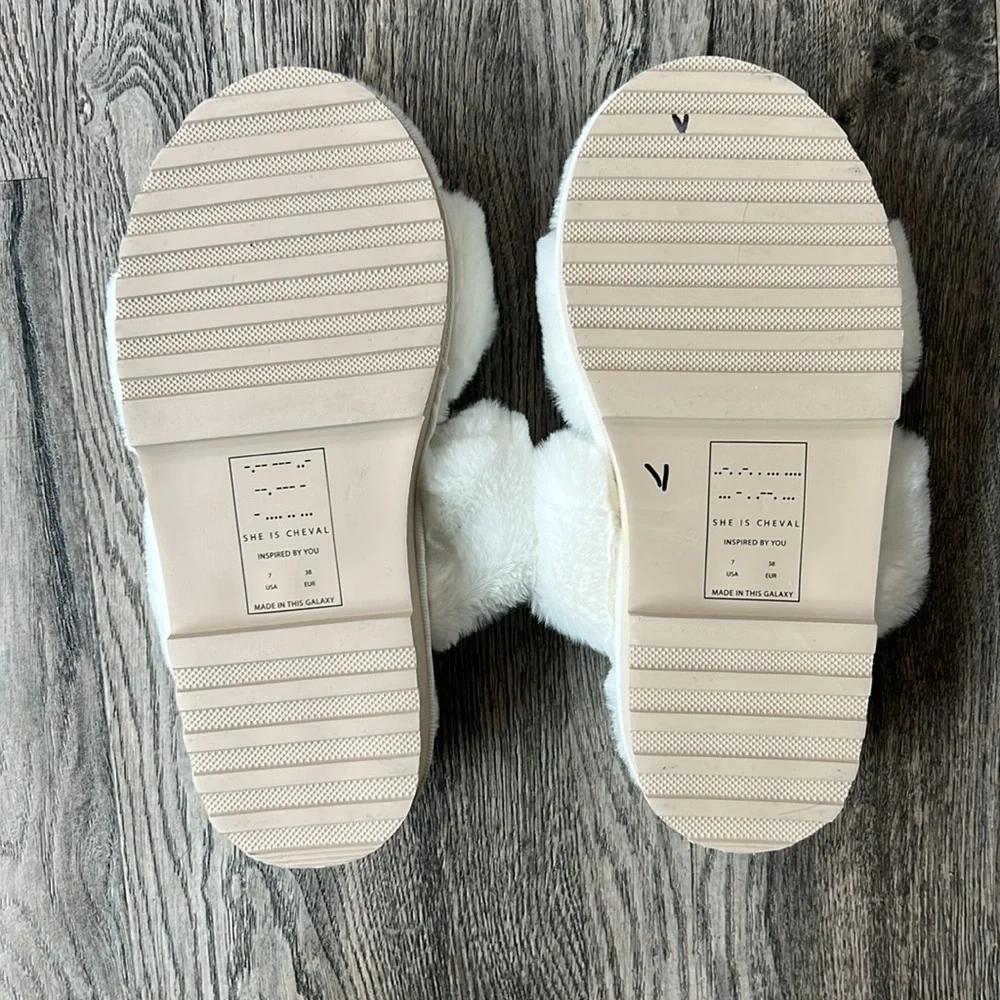 She is Cheval Shoes White Faux Mink Neverending Story Slippers Size 7 Bridal - Picture 10 of 11